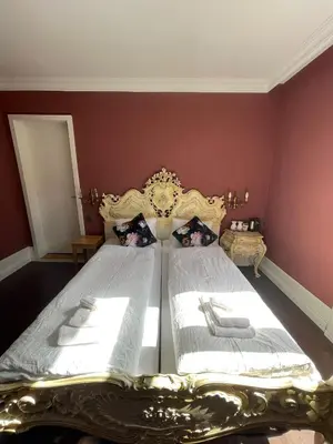 Ein Bett oder Betten in einem Zimmer der Unterkunft Historisches Hotel Bären