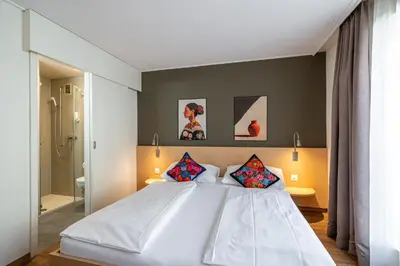 Ein Bett oder Betten in einem Zimmer der Unterkunft Hotel Blume Interlaken