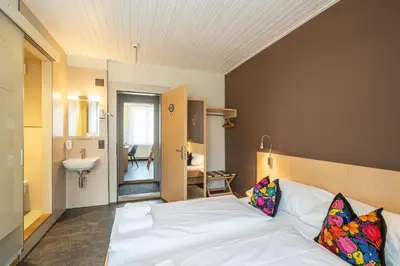 Ein Bett oder Betten in einem Zimmer der Unterkunft Hotel Blume Interlaken