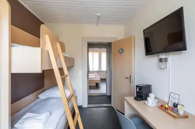 Ein Bett oder Betten in einem Zimmer der Unterkunft Hotel Blume Interlaken