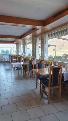 Ein Restaurant oder anderes Speiselokal in der Unterkunft Hotel Strandhotel