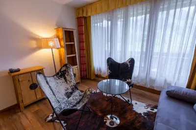 Ein Sitzbereich in der Unterkunft Chalet-Hotel Beau-Site