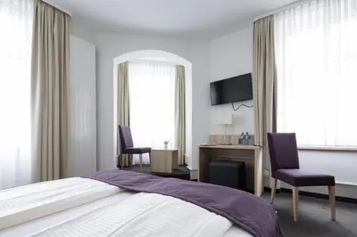 Ein Bett oder Betten in einem Zimmer der Unterkunft Hotel Lötschberg