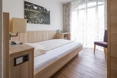 Ein Bett oder Betten in einem Zimmer der Unterkunft Hotel Lötschberg