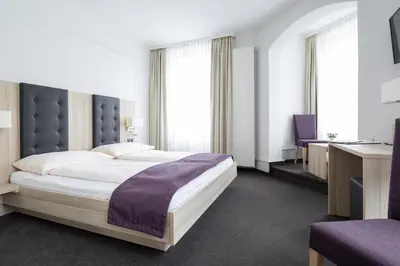 Ein Bett oder Betten in einem Zimmer der Unterkunft Hotel Lötschberg