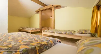 Ein Bett oder Betten in einem Zimmer der Unterkunft Schutzenbach Backpackers For Adults 18-34 years only