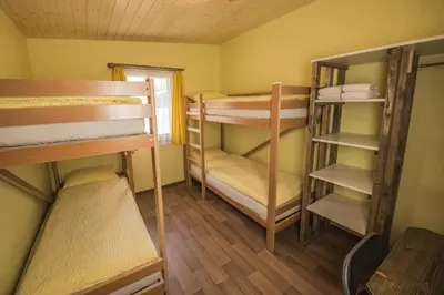 Ein Etagenbett oder Etagenbetten in einem Zimmer der Unterkunft Schutzenbach Backpackers For Adults 18-34 years only