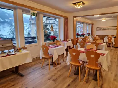 Ein Restaurant oder anderes Speiselokal in der Unterkunft Hotel Bernerhof Grindelwald