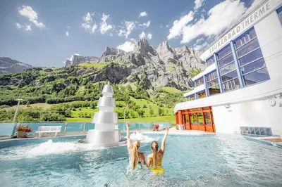 Der Swimmingpool an oder in der Nähe von Hotel Walliserhof-Leukerbad-Therme