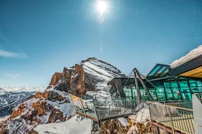 Ein allgemeiner Bergblick oder ein Berglick von des Hotels aus