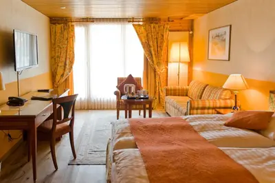 Ein Bett oder Betten in einem Zimmer der Unterkunft Hotel Silberhorn - Residences & Spa Wengen