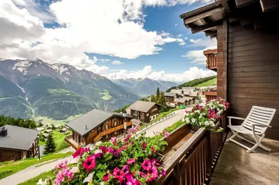 Ein allgemeiner Bergblick oder ein Berglick von des Hotels aus