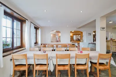 Ein Restaurant oder anderes Speiselokal in der Unterkunft Hotel Alpfrieden