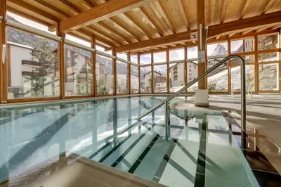 Der Swimmingpool an oder in der Nähe von Hotel Metropol & Spa Zermatt