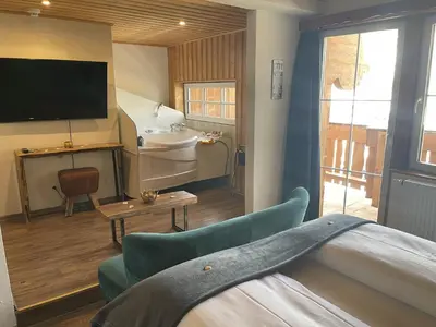 Ein Bett oder Betten in einem Zimmer der Unterkunft Chalet Hotel Adler