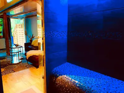 Ein Bett oder Betten in einem Zimmer der Unterkunft Chalet Hotel Adler