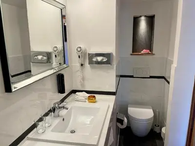 Ein Badezimmer in der Unterkunft Chalet Hotel Adler