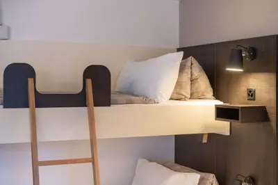 Ein Bett oder Betten in einem Zimmer der Unterkunft Hotel Derby Interlaken - self check-in