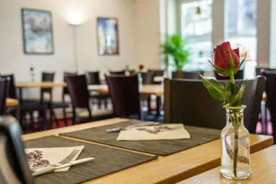 Ein Restaurant oder anderes Speiselokal in der Unterkunft Hotel Bernerhof