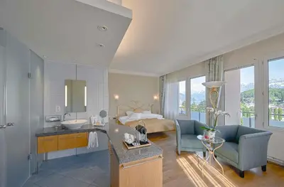 Ein Sitzbereich in der Unterkunft Hotel Eden Spiez
