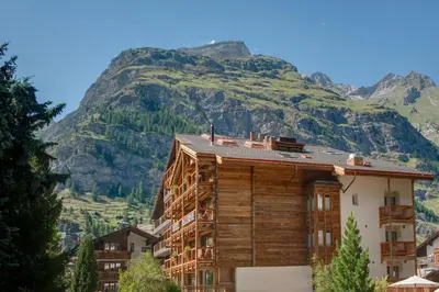 Ein allgemeiner Bergblick oder ein Berglick von des Hotels aus