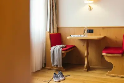 Ein Sitzbereich in der Unterkunft la couronne Hotel & Spa