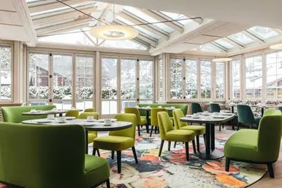 Ein Sitzbereich in der Unterkunft la couronne Hotel & Spa