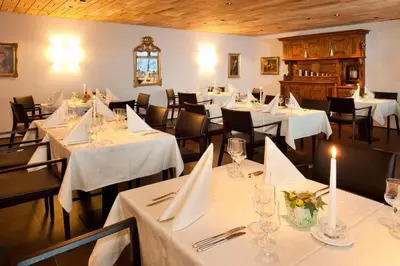 Ein Restaurant oder anderes Speiselokal in der Unterkunft Golfhotel Riederhof