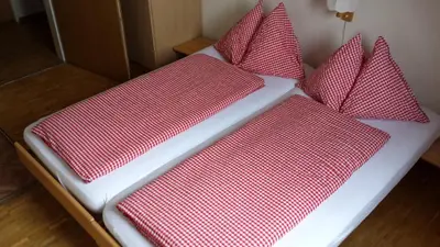 Ein Bett oder Betten in einem Zimmer der Unterkunft Berggasthaus Tannalp