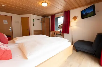 Ein Bett oder Betten in einem Zimmer der Unterkunft Hotel Hirschen - Grindelwald