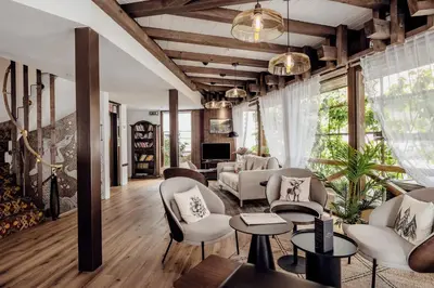 Ein Sitzbereich in der Unterkunft Hotel Chalet Swiss