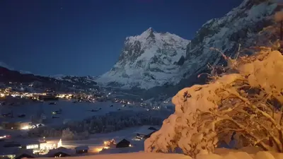 Ein allgemeiner Bergblick oder ein Berglick von des Bauernhofs aus