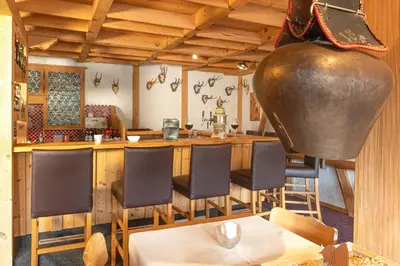 Ein Restaurant oder anderes Speiselokal in der Unterkunft Jungfrau Lodge, Swiss Mountain Hotel