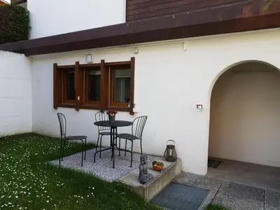 Ein Garten an der Unterkunft Ambassador Yellow Home