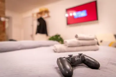 Ein Bett oder Betten in einem Zimmer der Unterkunft Ambassador Yellow Home