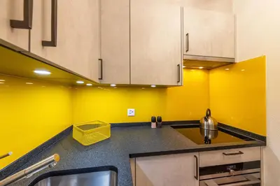 Küche/Küchenzeile in der Unterkunft Ambassador Yellow Home