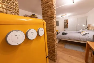 Ein Bett oder Betten in einem Zimmer der Unterkunft Ambassador Yellow Home