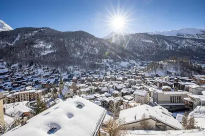 Ein allgemeiner Bergblick oder ein Berglick von des Chalets aus