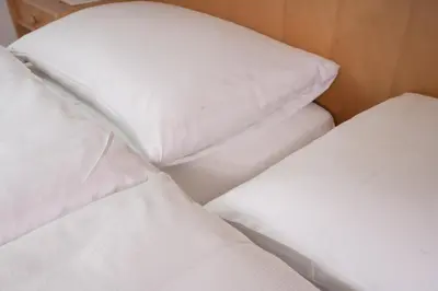 Ein Bett oder Betten in einem Zimmer der Unterkunft Hotel Alpenhof