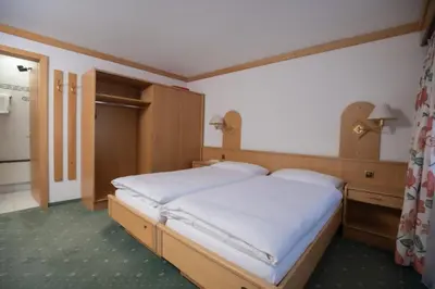 Ein Bett oder Betten in einem Zimmer der Unterkunft Hotel Alpenhof