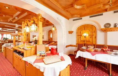 Ein Restaurant oder anderes Speiselokal in der Unterkunft Derby Swiss Quality Hotel