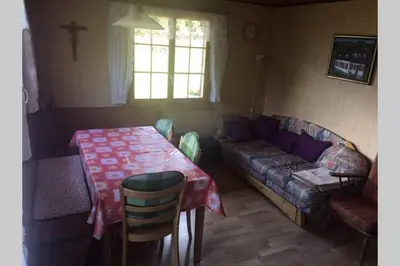 Ein Sitzbereich in der Unterkunft Idyllisches Chalet inmitten der Walliser Bergwelt