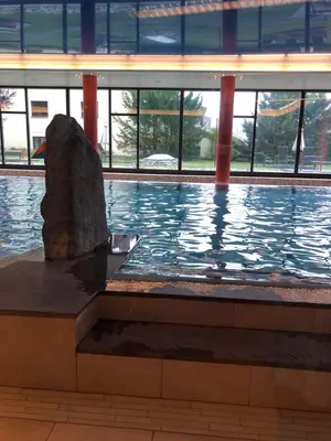 Der Swimmingpool an oder in der Nähe von Wohnung mit See und Bergsicht im vier Sterne Hotel