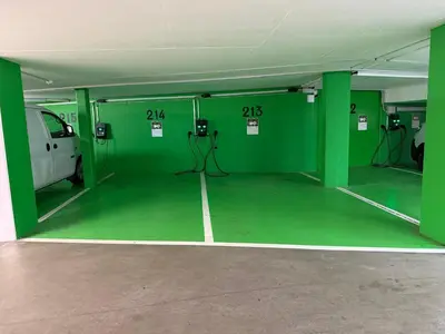 Tennis und/oder Squash in der Unterkunft Wohnung mit See und Bergsicht im vier Sterne Hotel oder in der Nähe