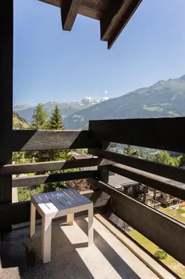 Ein allgemeiner Bergblick oder ein Berglick von der Lodge aus