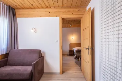 Ein Sitzbereich in der Unterkunft Hôtel Alpina - Swiss Ski & Bike Lodge Grimentz