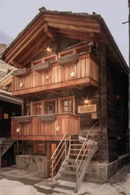 Das Gebäude in dem sich das Chalet befindet