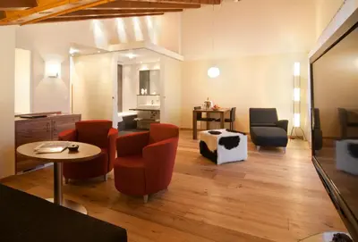 Ein Sitzbereich in der Unterkunft Hotel Simi