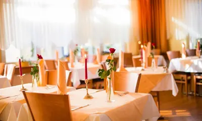Ein Restaurant oder anderes Speiselokal in der Unterkunft Hotel Heilquelle-Leukerbad-Therme