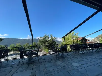 Ein allgemeiner Bergblick oder ein Berglick von der Lodge aus